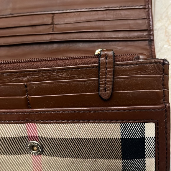 Burberry Wallet with original box and dust bag. - Picture 5 of 16